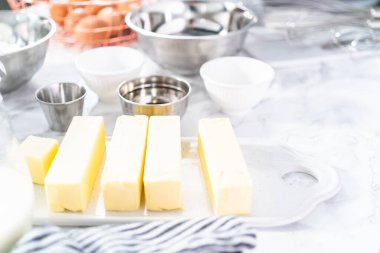 Renkli fındıklı kek pişirmek için gerekli malzemeler..