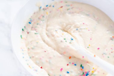 Doğum günü funfetti keki pişirmek için malzemelerin rengarenk serpiştirilmesi.