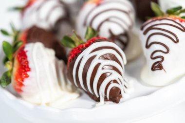 Beyaz ve siyah çikolata soslu çilek tezgahında..