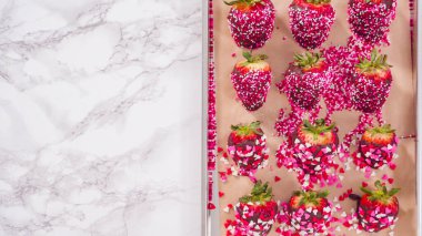 Düz yatıyordu. Adım adım. Parşömen kağıdına çikolata soslu çilek çeşitleri..