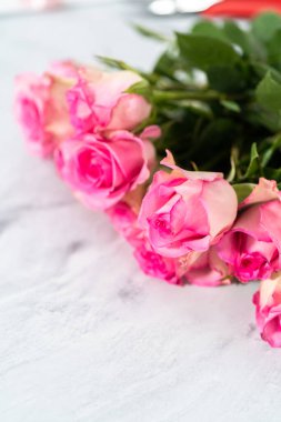 Beyaz arka planda taze pembe gülleri kapat.