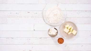 Düz yatıyordu. Çikolatalı ahududu keki yapmak için gerekli malzemeler..