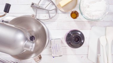 Düz yatıyordu. Çikolata ahududu kekleri için mutfak mikserinde ahududu kremalı peynir tereyağı hazırlıyorum..