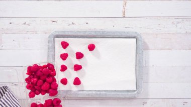 Düz yatıyordu. Çikolatalı ahududu kekleri pişirmek için malzemeler karıştırıyorum..