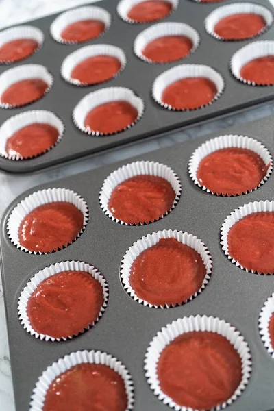 Kek Hamurunu Kek Tepsisine Atıp Kırmızı Kadife Kek Pişirmek — Stok fotoğraf