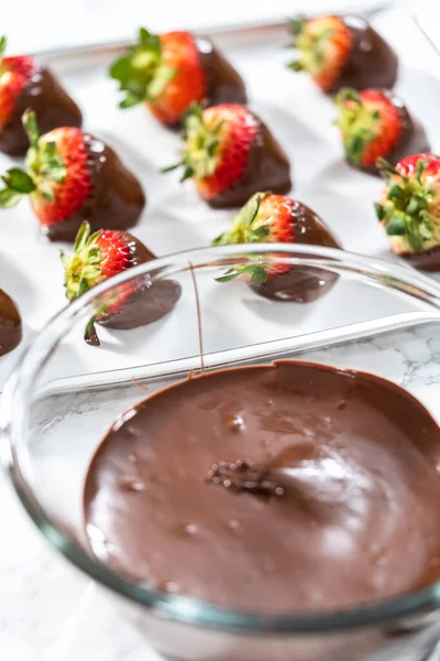 Herstellung Von Erdbeeren Aus Weißer Und Dunkler Schokolade — Stockfoto