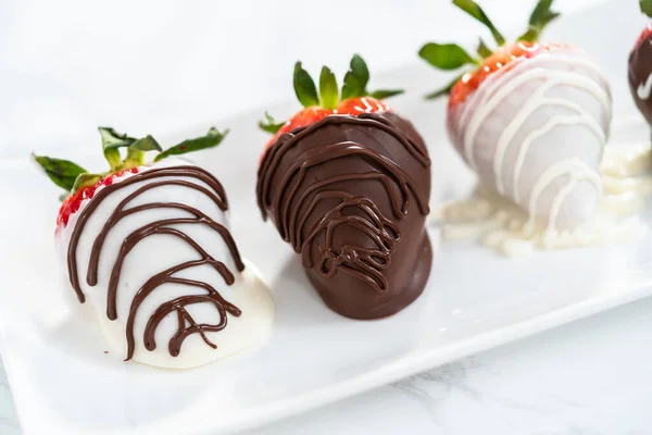 Fresas Bañadas Chocolate Blanco Negro Plato Servir Blanco —  Fotos de Stock