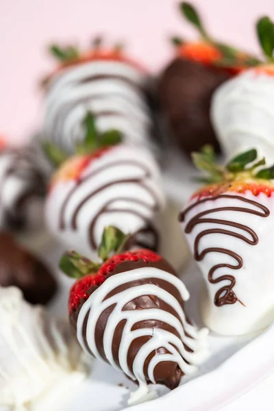 Morangos Mergulhados Chocolate Branco Escuro Uma Banca Bolo Branco — Fotografia de Stock