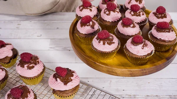 Gourmet Choklad Hallon Muffins Dränkt Med Choklad Ganache Och Toppad — Stockfoto