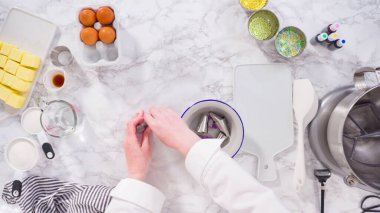 İtalyan tereyağlı kremayla pasta yapmak için malzemeler karıştırılıyor..