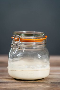 Ekşi mayalı ekmek pişirmek için cam bir mason kavanozunda başlangıç yapıyorum..