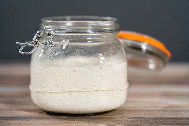 Ekşi mayalı ekmek pişirmek için cam bir mason kavanozunda başlangıç yapıyorum..