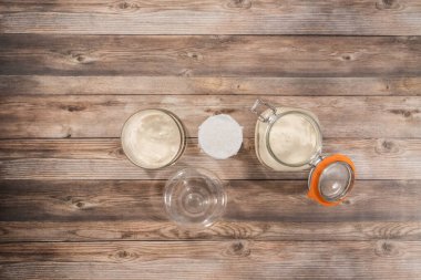 Düz yatıyordu. Ekşi mayalı ekmek pişirmek için cam bir mason kavanozunda başlangıç yapıyorum..