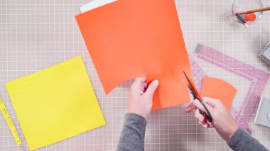 Düz yatıyordu. İnşaat kağıdından el yapımı Babalar Günü kartı yapan küçük bir kız..