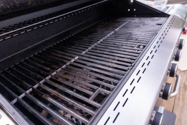 Temiz altı ocaklı ızgara yaz ızgarasına hazır..