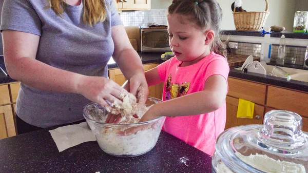 Little Girl Baking Flatbread Her Mother Kitchen — Stock Photo, Image