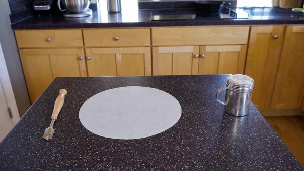 Konut mutfağında ekşi ekmek pişirmek.