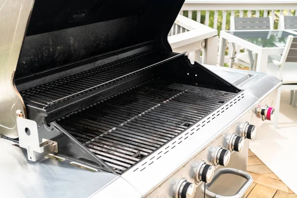 Temiz altı ocaklı ızgara yaz ızgarasına hazır..