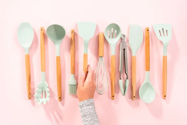 Flach Lag Neue Blaue Silikon Küchenutensilien Mit Holzgriffen Auf Rosa — Stockfoto