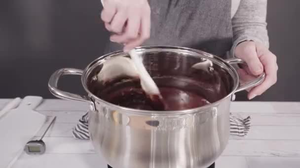 一歩ずつ チョコレート溶きポットでチョコレートチップを溶かす — ストック動画