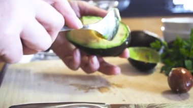 Ev yapımı guacamole hazırlanıyor.