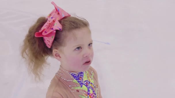 Menina Praticando Vestido Competição Pista Patinação Gelo Interior — Vídeo de Stock