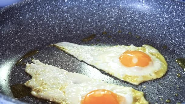 Обжаривая Яйца Сковороде — стоковое видео