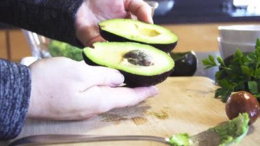 Ev yapımı guacamole hazırlanıyor.