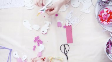 Çocuklar yakın görüş kurarlar.