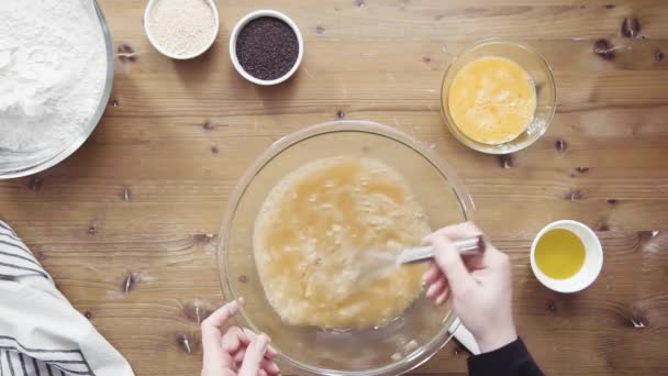 Steg För Steg Göra Schalanbröd Med Sesam Och Vallmofrön — Stockvideo