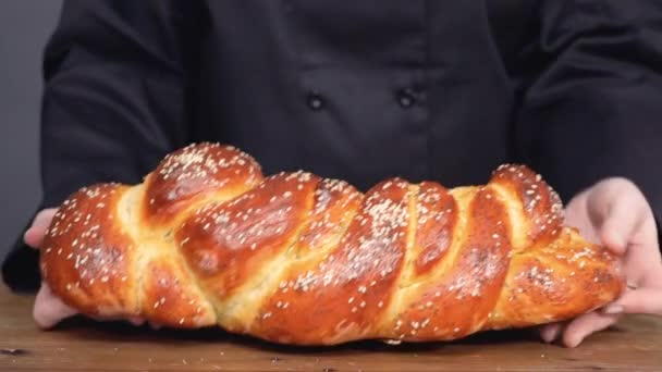 Adım Adım Taze Pişmiş Shallah Ekmeğini Susam Haşhaş Tohumuyla Dilimliyorum — Stok video