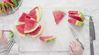 Taze sulu karpuz dilimleri 