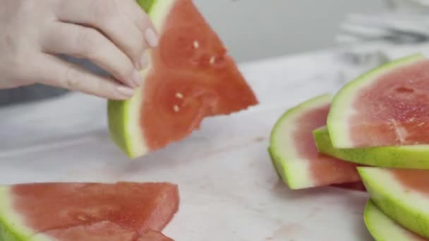 Scheiben Frische Saftige Wassermelone — Stockvideo