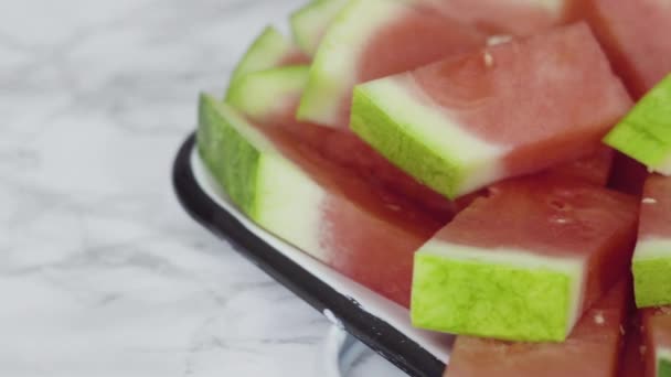 Snijwonden Van Verse Sappige Watermeloen Een Papieren Closeup — Stockvideo