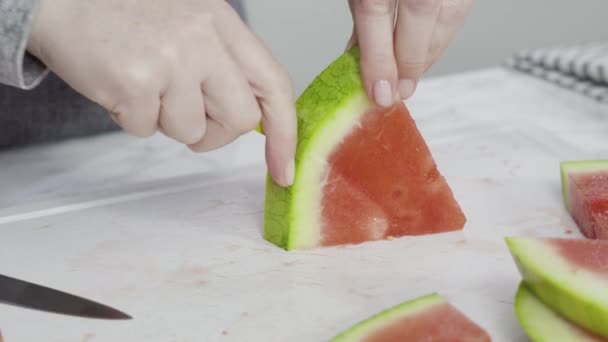Scheiben Frische Saftige Wassermelone Auf Einem Papier Nahaufnahme — Stockvideo