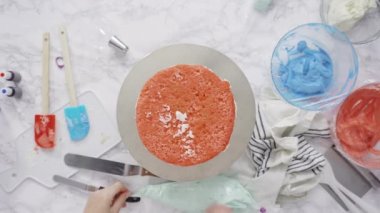 Vanilyalı kek, pastayı kremayla hazırlama adımları. 