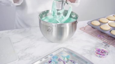 Vanilyalı kek, pastayı kremayla hazırlama adımları. 