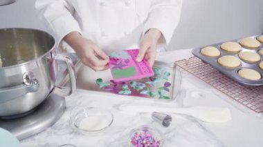 Vanilyalı kek, pastayı kremayla hazırlama adımları. 