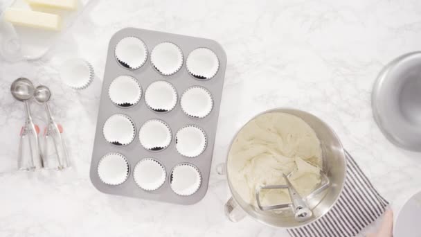 Vanilyalı Kek Pastayı Kremayla Hazırlama Adımları — Stok video