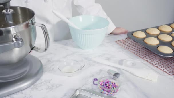 Mescolare Gli Ingredienti Cuocere Cupcake — Video Stock