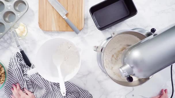 Kek Pişirmek Için Malzemeleri Karıştırıyorum — Stok video