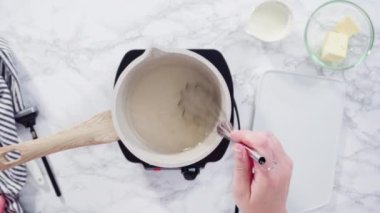 Kek pişirmek için malzemeleri karıştırıyorum..