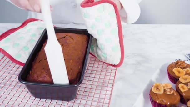 Passo Dopo Passo Guarnire Pane Alla Banana Con Caramello Fatto — Video Stock