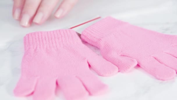 Plat Gelegd Rhinestone Roze Kids Handschoenen Met Sneeuwvlok Vormen — Stockvideo