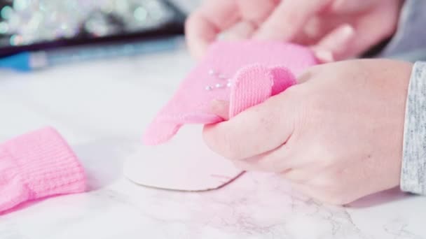 Ett Platt Ligg Strass Rosa Barn Handskar Med Snöflingor Former — Stockvideo