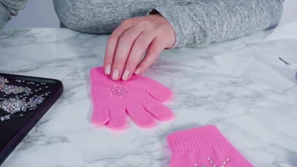 Plat Gelegd Rhinestone Roze Kids Handschoenen Met Sneeuwvlok Vormen — Stockvideo