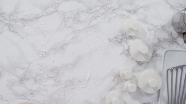 Κόβοντας Νιφάδες Χιονιού Κόφτες Μπισκότων Από Λευκό Φοντάν Μαρμάρινο Πάγκο — Αρχείο Βίντεο