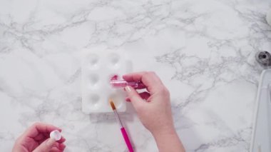 Düz yatıyordu. Adım adım. Gıda parıltısıyla sevimli kar taneleri boyamak.