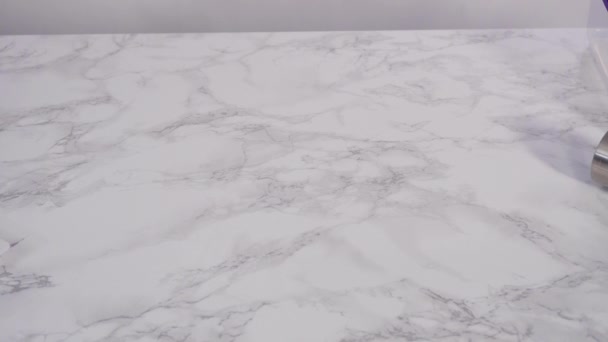 Sneeuwvlokken Uitsnijden Met Koekjessnijders Uit Wit Fondant Een Marmeren Aanrecht — Stockvideo