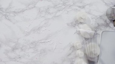 Düz yatıyordu. Adım adım. Pembe fondantımızı mermer tezgahta yuvarlıyoruz..